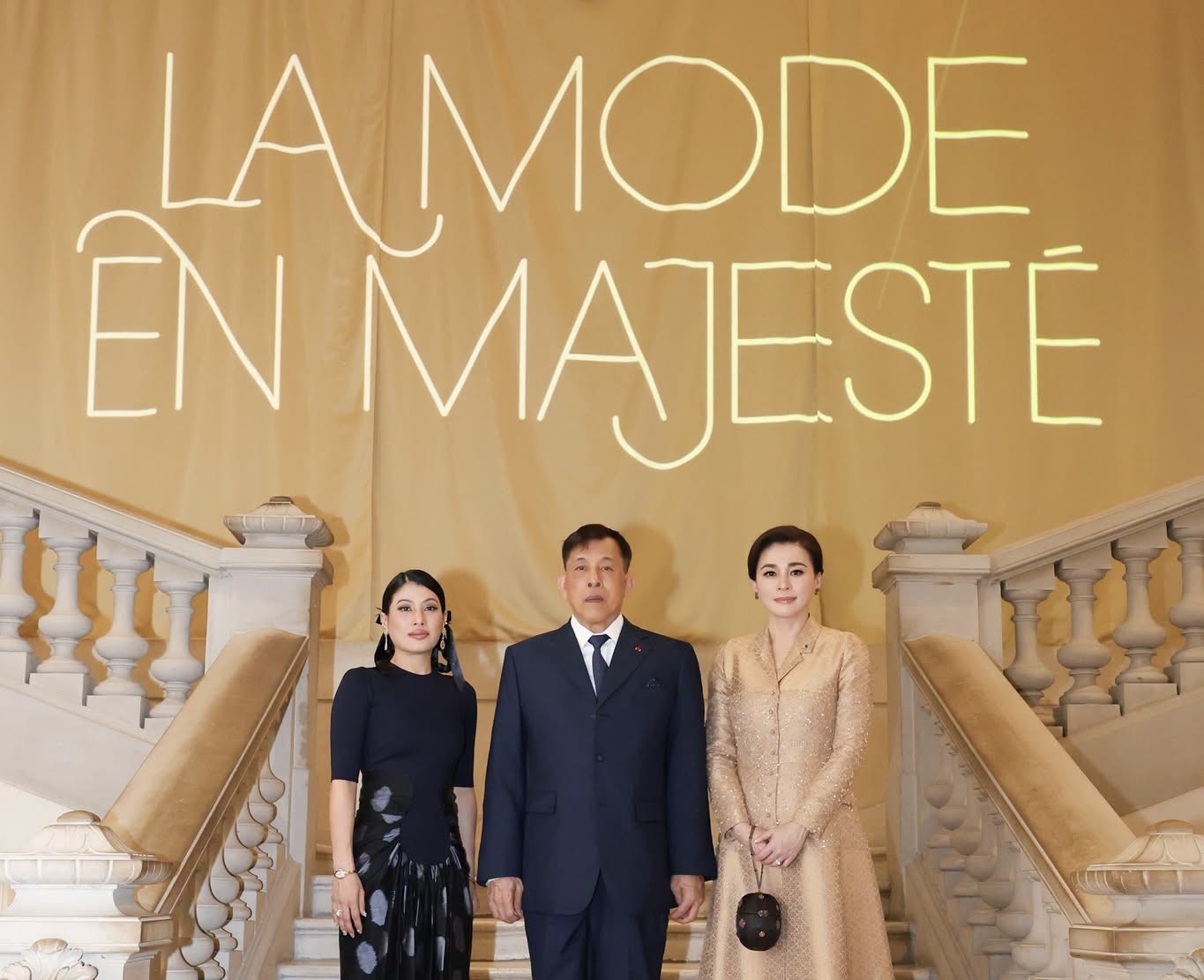 Их Величества посетили выставку «La Mode en Majesté» в Париже, посвящённую тайскому королевскому наряду